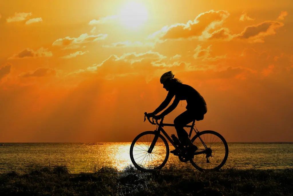 cyclocross bike im sonnenuntergang bild